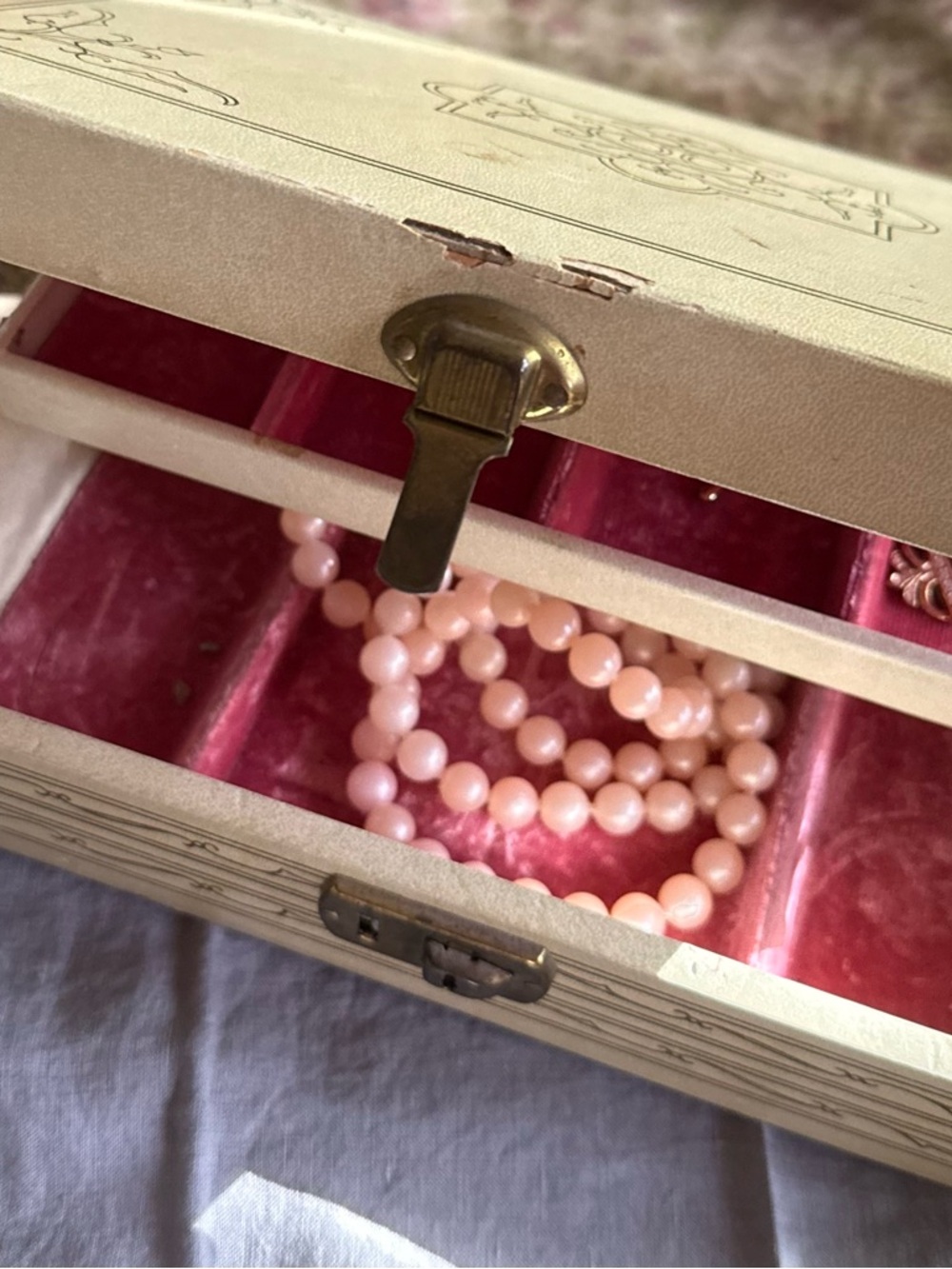 Vintage Jewelry Box filled Jewelry, Lady BuxtonVTG brooches earring’s necklaces - Picture 13 of 16